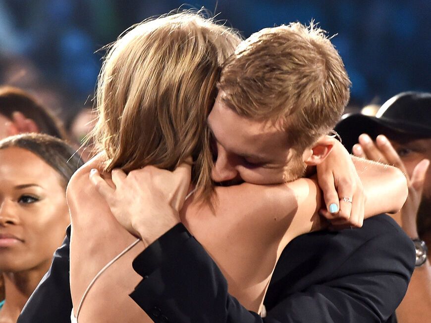 Calvin Harris und Taylor Swift umarmen sich