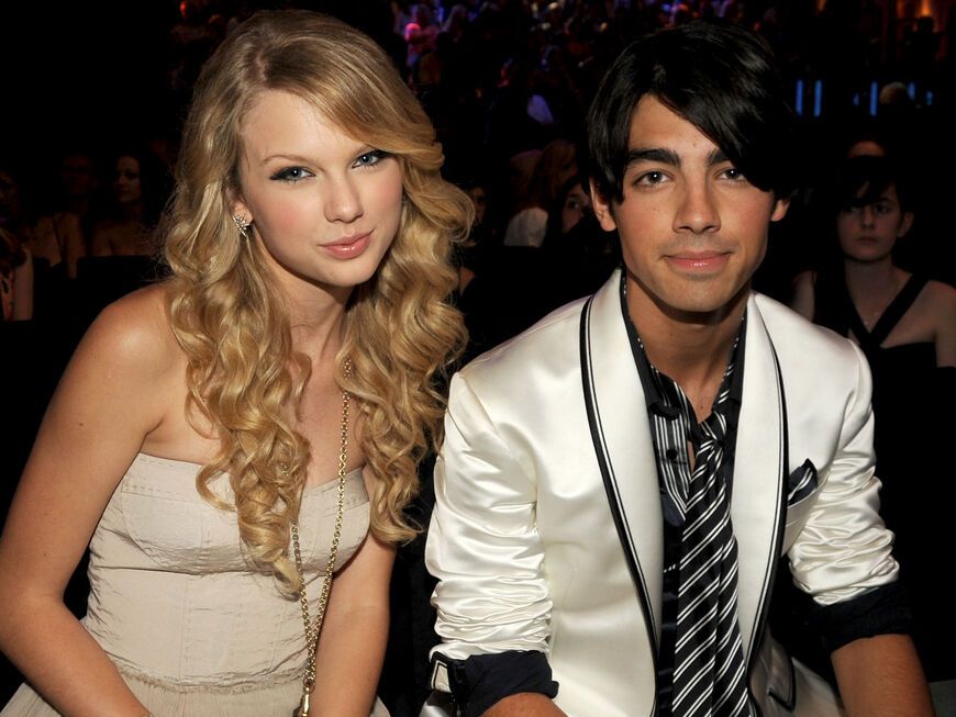 Taylor Swift und Joe Jonas sitzen zusammen