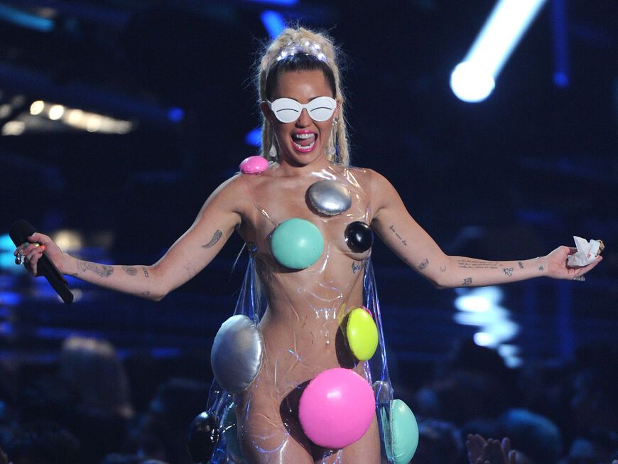 Miley Cyrus in einem transparenten Kleid