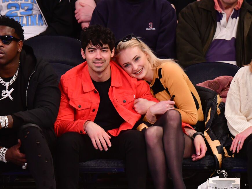 Sophie Turner kuschelt sich lächelnd an Joe Jonas.