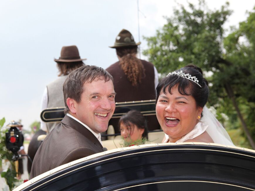 Das "Bauer sucht Frau"-Paar Josef und Narumol bei ihrer Hochzeit.