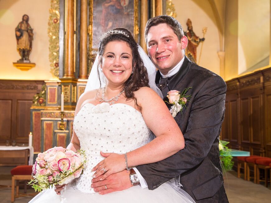 Das "Bauer sucht Frau"-Paar Guy und Victoria bei ihrer Hochzeit