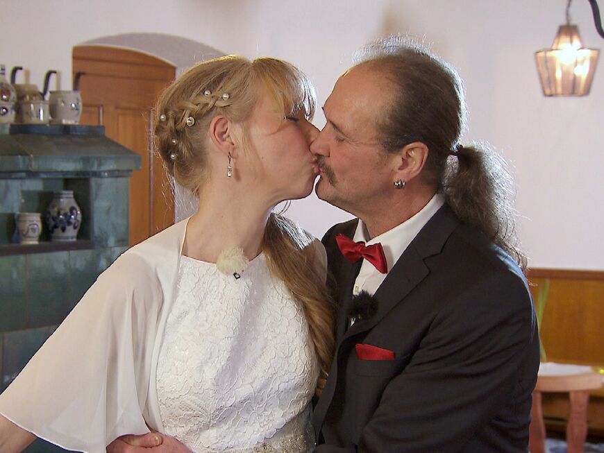 Das "Bauer sucht Frau"-Paar Martina und Gottfried küssen sich