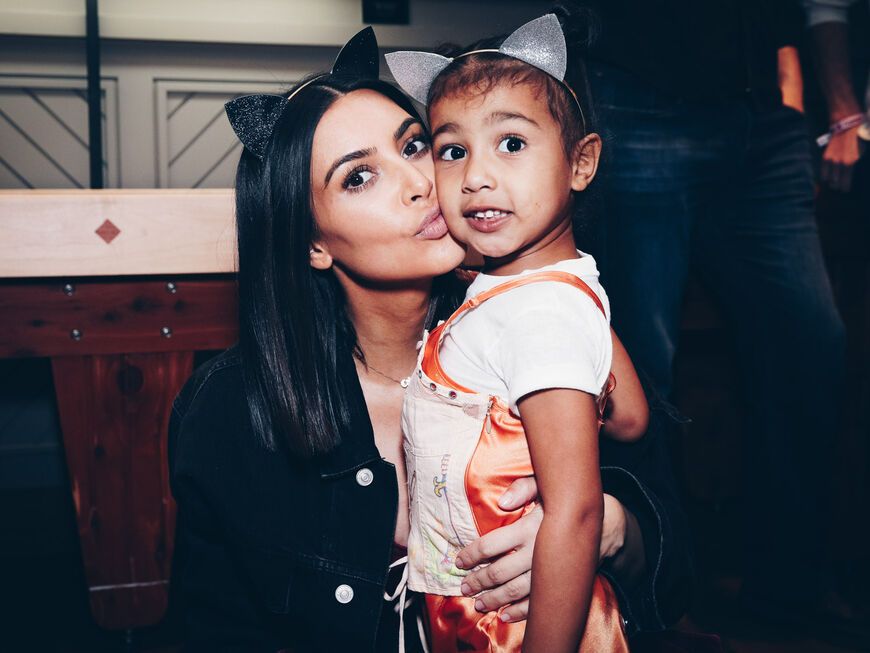 Kim Kardashian küsst North West auf die Wange