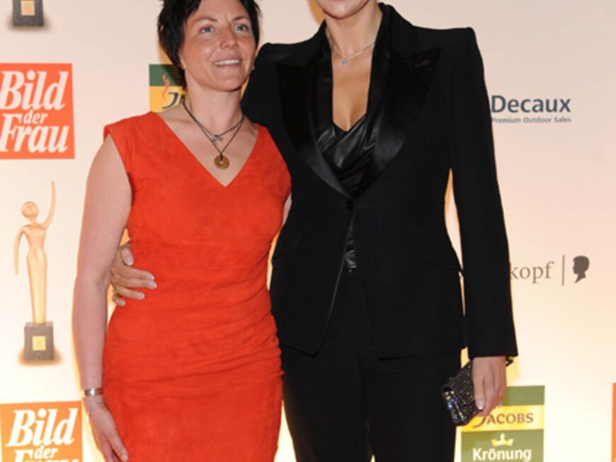 Veronica Ferres mit Preisträgerin Gaby Schäfer (âsunshine4kids"), die für ihre ehrenamtlichen Projekte ausgezeichnet wurde