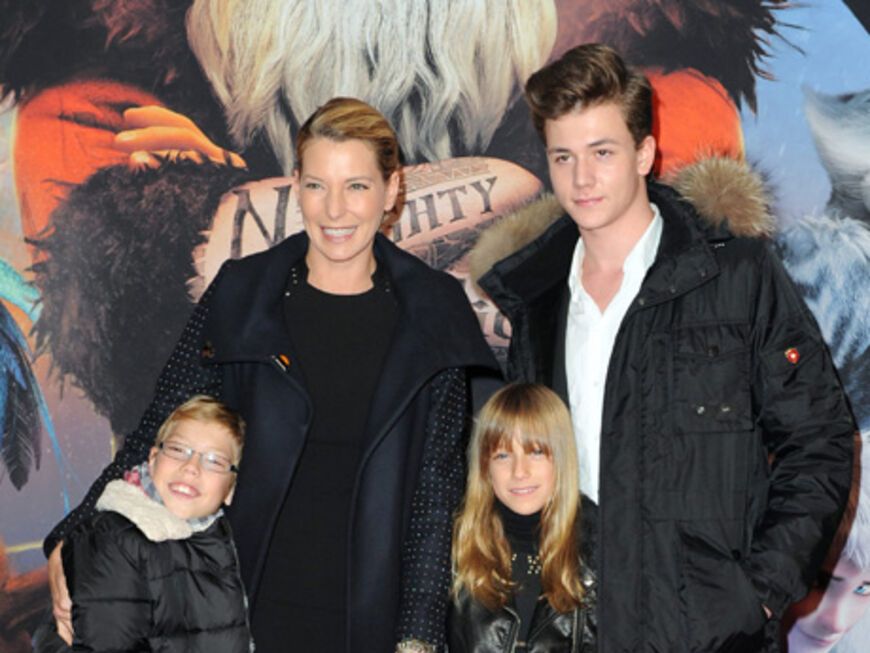 Giulia Siegel mit ihren Zwillingen Nathan und Mia und den älteren Sohn Marlon
