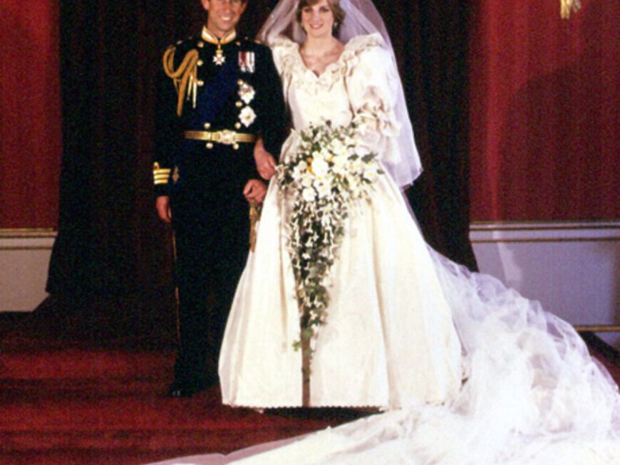 Bei der Trauung passierte Diana ein kleiner Patzer: Sie sagte die Vornamen ihres Zukünftigen in der falschen Reihenfolge auf. Charles scherzte daraufhin: ,,Diana, du hast soeben meinen Vater geheiratet."