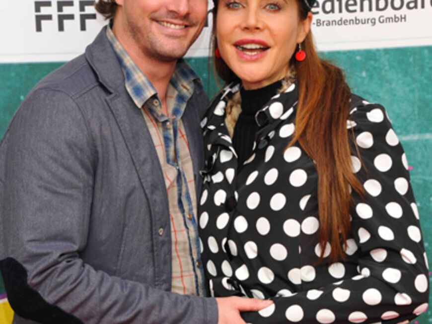 Die schwangere Schauspielerin Doren Dietl kam mit ihrem Freund Tobias Guttenberg zu der Premiere