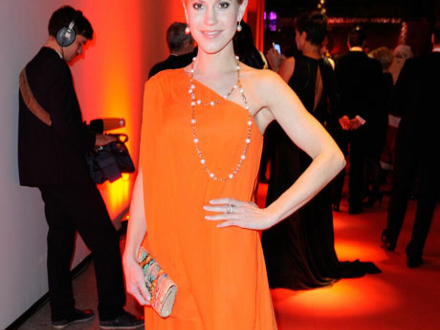 Glamourös: TV-Star Wolke Hegenbarth in einer orangefarbenen Robe
