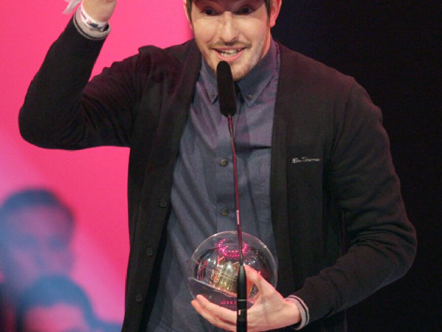 Sänger Casper freut sich über die Auszeichnung in der Kategorie "Bestes Album". Danach gings schnell weiter zum Konzert in die Nachbarhalle