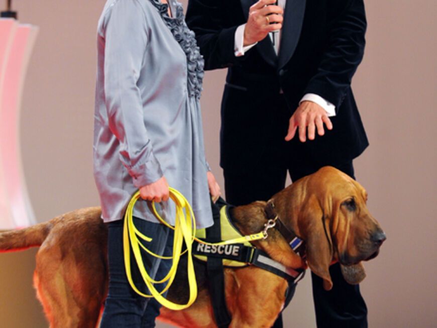 Die Preisträgerin Alexandra Grunow vom Verein "Mantrailer und Rettungshunde Starnberg" mit ihrem Hund Hitchcock und Moderator Kai Pflaume