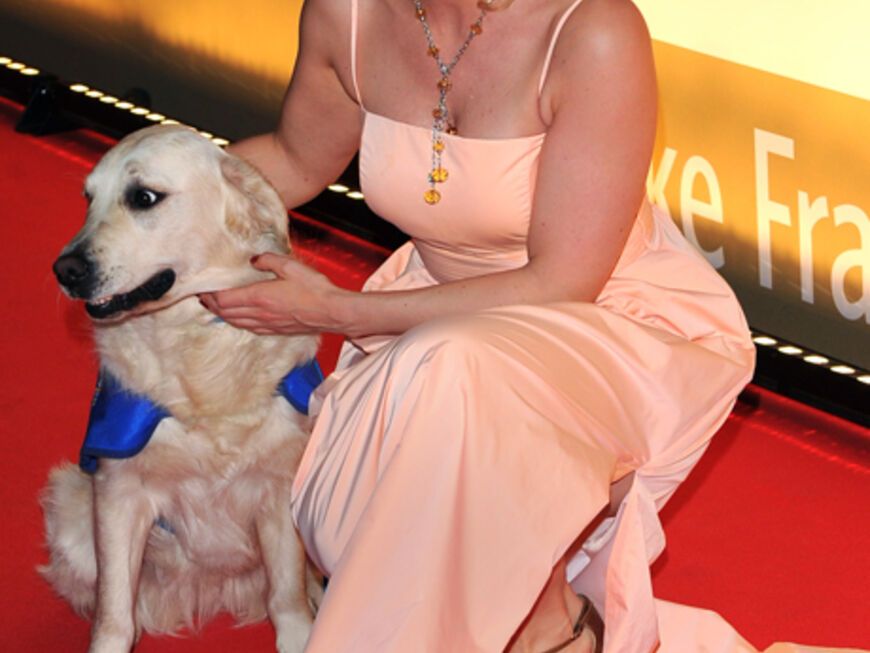 Schauspielerin Eva Habermann posiert mit dem FuÌhrhund einer Preisträgerin