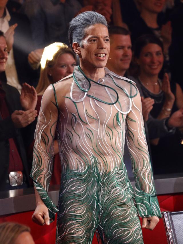 Jorge Gonzalez mit transparenten Outfit
