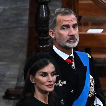 König Felipe und Königin Letizia schauen ernst 