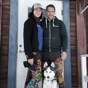 Die "Goodbye Deutschland"-Auswanderer Julia Siefert-Winter und Sven vor ihrem Haus in Lappland.