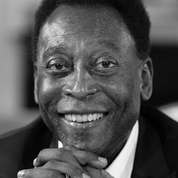 Fußball-Legende Pelé lächelt in schwarz-weiß
