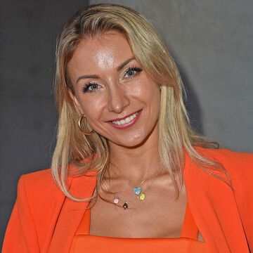 Anna-Carina Woitschack lächelt, Orangenes Oberteil