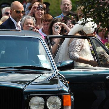 Als Lily Allen aus dem historischen Bentley stieg, konnten die Fans einen ersten Blick auf ihr Spitzen-Hochzeitskleid werfen. Und auch auf ihren Bauch - vielleicht gab es da ein kleine Wölbung zu sehen