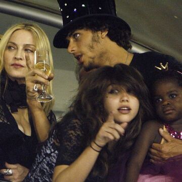 Madonna und Jesus sehen sich die Karneval-Parade in Rio an. Die Sängerin und ihr Lover sind immer noch glücklich zusammen - trotz Trennungsgerüchte