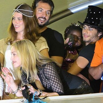 Madonna feuert die brasilianischen Tänzerinnen an, während Jesus die kleine Mercy James auf dem Arm hält
