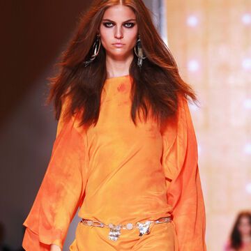 Schluss mit dem Winterblues! Wir wollen Farbe. Und zwar satt und leuchtend. Denn wir glauben ganz fest daran: So wie wir uns kleiden, fühlen wir uns auch. Und vorallem werden wir so wahrgenommen. Versace zeigt wie's geht: Das orange Kleid heizt uns ordentlich ein.