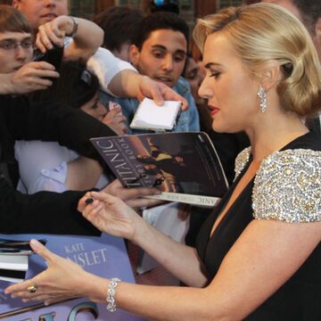 Die wartenden Fans wurden belohnt: Kate Winslet gab fleißig Autogramme