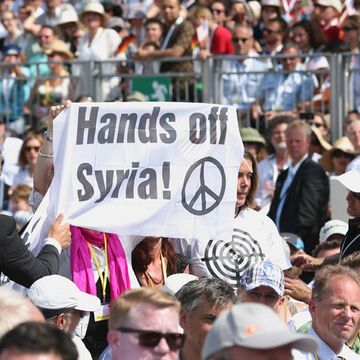 "Hände weg von Syrien" sagt ein Plakat. Der Präsident weist darauf hin, dass es in naher Zukunft keinen Frieden mit dem land geben würde