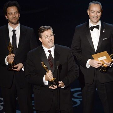 Zweiter Oscar für "Life of Pi": Guillaume Rocheron, Bill Westenhofer, Erik-Jan De Boer und Donald R. Elliott bekommen die Auszeichnung für "Beste visuelle Effekte". Bei ihrer langen Dankesrede werden sie einfach mit der Titelmusik von "Der Weiße Hai" ausgeblendet