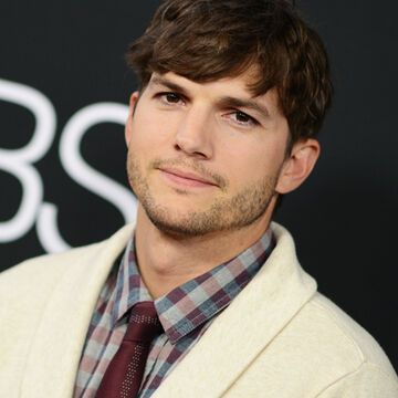 Ashton Kutcher zieht nicht nur gute Filmrollen ("Jobs", "Two and a Half Men") an Land, sondern datet auch die heißesten Frauen. Nach der Ehe mit Demi Moore, ist er mit Mila Kunis liiert. Haaach ....