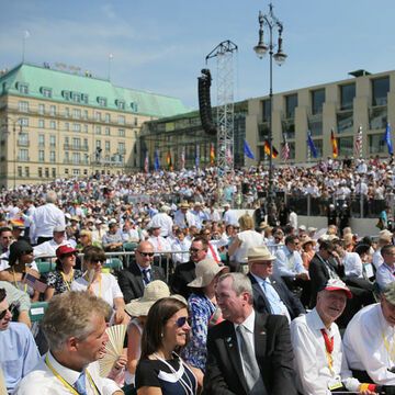 Eine Riesen-Menschenmenge erwartet den US-Präsidenten in Berlin am Brandenburger Tor - wird er etwas Bedeutendes sagen?