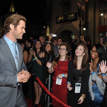 Chris Hemsworth ist nicht nur bei Interviews ein charmanter Gesprächspartner. Auch für die meist weiblichen Premiere-Fans nimmt er sich Zeit, um zu plaudern