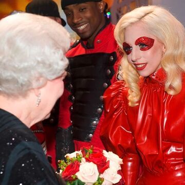 Gestern Abend gab es in englischen Blackpool eine Begegnung der besonderen Art. Bei der "Royal Variety Performance" traf die britische Königin Elizabeth II auf Superstar Lady GaGa