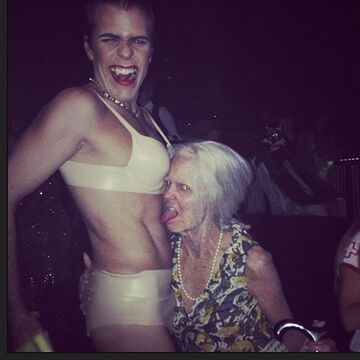 Die "Model-Oma" geht sogar auf Tuchfühlung mit Miley... äh... Perez Hilton!