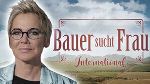 Inka Bause mit dem "Bauer sucht Frau International"-Logo