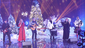 Kelly Family bei einem Auftritt, Weihnachtsbaum im Hintergrund