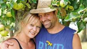 Das "Bauer sucht Frau"-Paar Steffi und Stephan hält sich im Arm