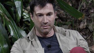 Lucas Cordalis sitzt im Dschungelcamp am Lagerfeuer