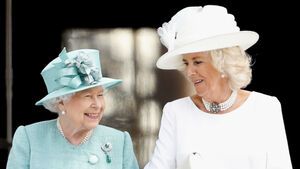 Queen Elizabeth II. und Queen Consort Camilla lachen. 