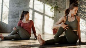Zwei Frauen machen Yoga