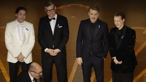 "Im Westen nichts Neues"-Cast steht bei den Oscars 2023 auf der Bühne