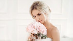 Braut mit rosa Blumen