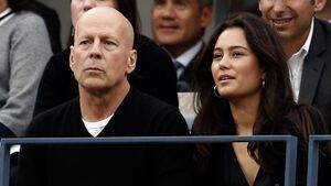 Bruce Willis guckt ernst, neben ihm sitzt seine Ehefrau Emma