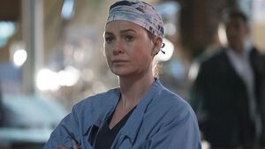 Meredith Grey in OP-Kleidung schaut traurig