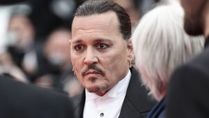 Johnny Depp schaut ernst auf dem roten Teppich in Cannes