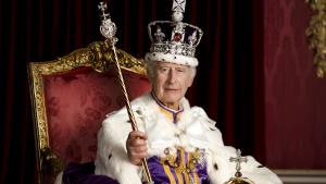 Offizielles Krönungsfoto König Charles III.: Charles auf dem Thron