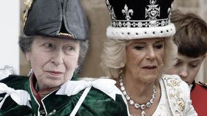 Prinzessin Anne guckt mit Hut skeptisch zur Seite, Königin Camilla guckt mit Krone nach unten