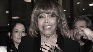 Tina Turner verzieht überwältigt das Gesicht