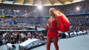 Beyoncé steht auf der Bühne im Volksparkstadion