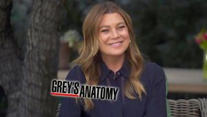 Ellen Pompeo grinst, vor ihr schwebt das "Grey's Anatomy"-Logo