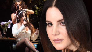 Lana Del Rey traurig - im Hintergrund Skandal-Auftritt 2023 beim Glastonbury-Festival mit Haar-Stylistin